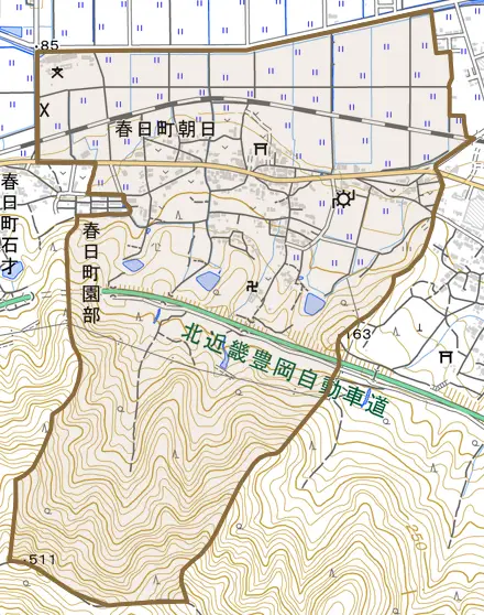 春日町朝日とその周辺の地図。町の範囲を重ねている