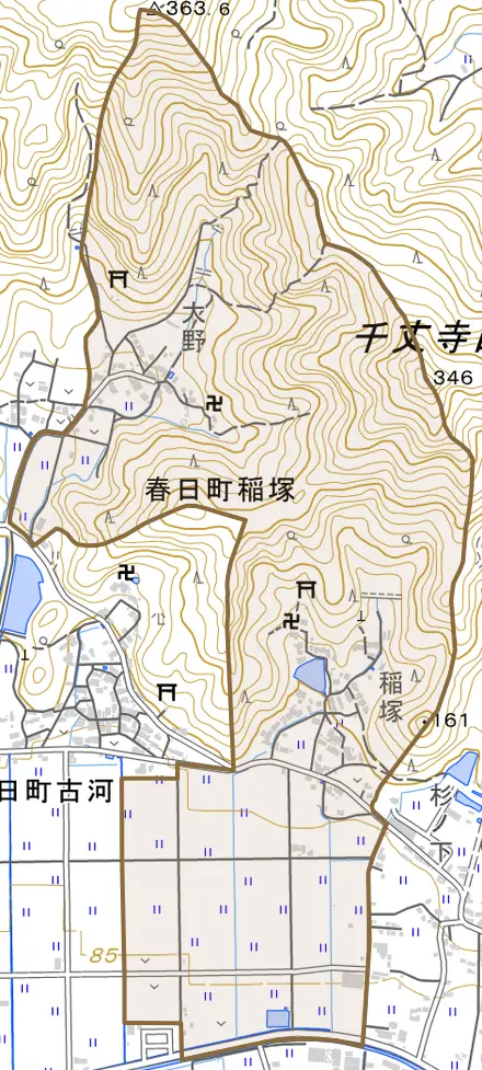春日町稲塚とその周辺の地図。町の範囲を重ねている