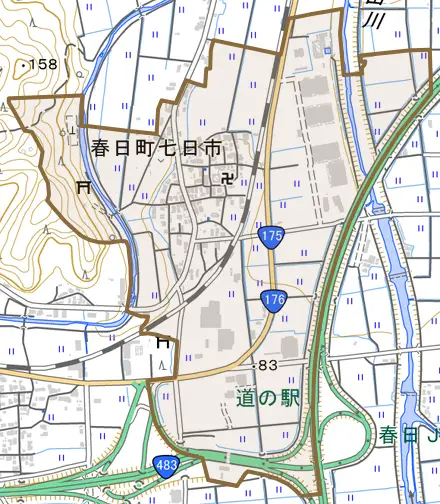 春日町七日市とその周辺の地図。町の範囲を重ねている