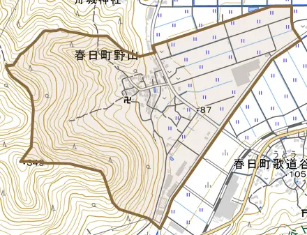 春日町野山とその周辺の地図。町の範囲を重ねている