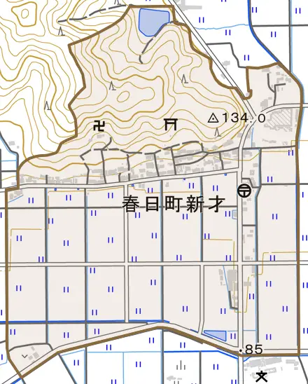 春日町新才とその周辺の地図。町の範囲を重ねている