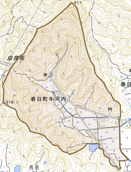 春日町牛河内とその周辺の地図。町の範囲を重ねている