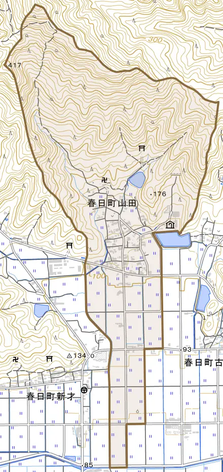 春日町山田とその周辺の地図。町の範囲を重ねている