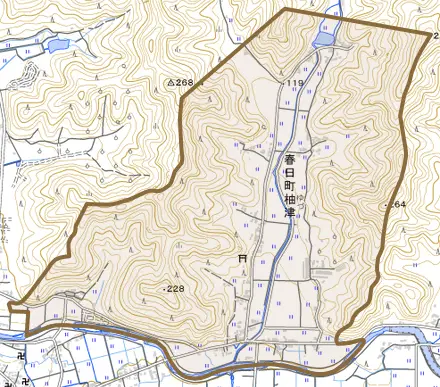 春日町柚津とその周辺の地図。町の範囲を重ねている