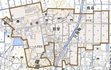 郡家とその周辺の地図。町の範囲を重ねている