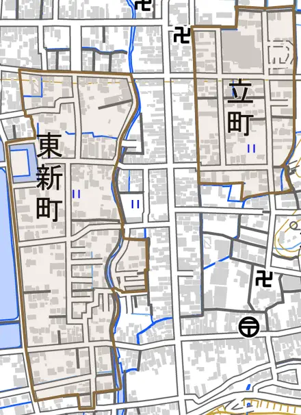 東新町とその周辺の地図。町の範囲を重ねている