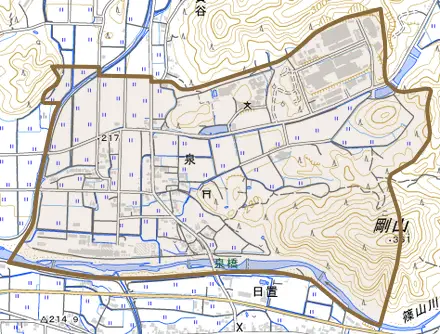 泉とその周辺の地図。町の範囲を重ねている