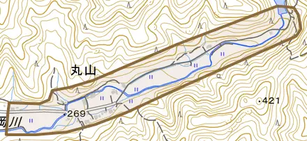 丸山とその周辺の地図。町の範囲を重ねている