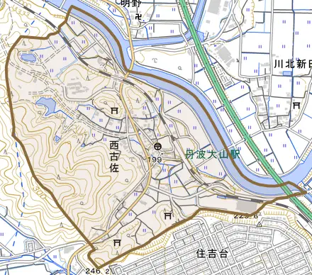 西古佐とその周辺の地図。町の範囲を重ねている