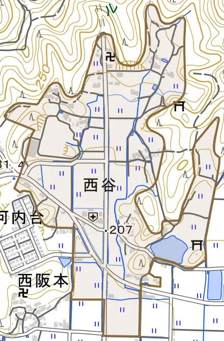 西谷とその周辺の地図。町の範囲を重ねている