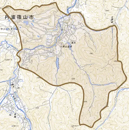 遠方とその周辺の地図。町の範囲を重ねている
