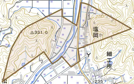 塩岡とその周辺の地図。町の範囲を重ねている