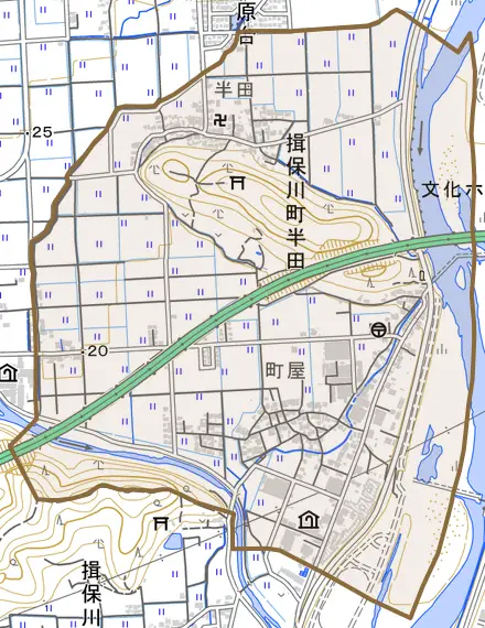 揖保川町半田とその周辺の地図。町の範囲を重ねている