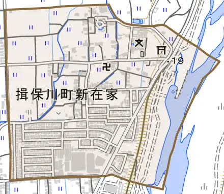 揖保川町新在家とその周辺の地図。町の範囲を重ねている