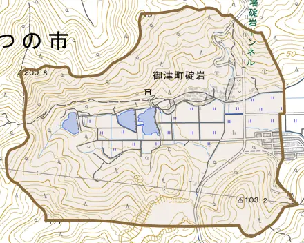 御津町碇岩とその周辺の地図。町の範囲を重ねている