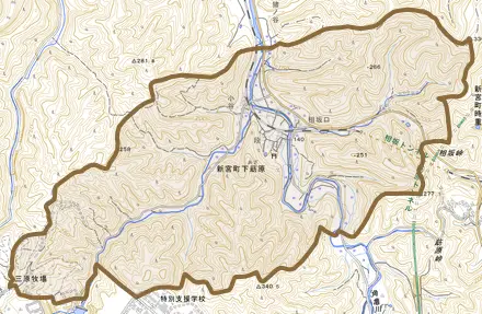 新宮町下莇原とその周辺の地図。町の範囲を重ねている