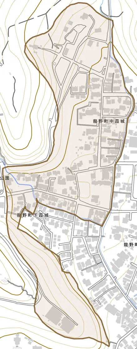 龍野町中霞城とその周辺の地図。町の範囲を重ねている