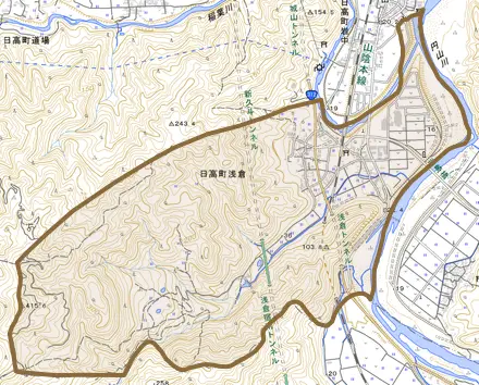 日高町浅倉とその周辺の地図。町の範囲を重ねている