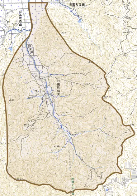 日高町知見とその周辺の地図。町の範囲を重ねている
