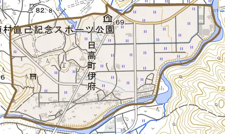 日高町伊府とその周辺の地図。町の範囲を重ねている