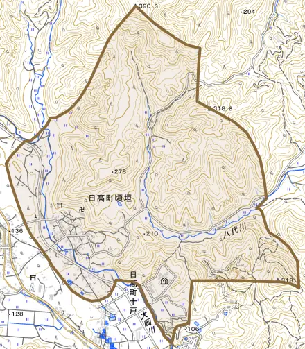 日高町頃垣とその周辺の地図。町の範囲を重ねている