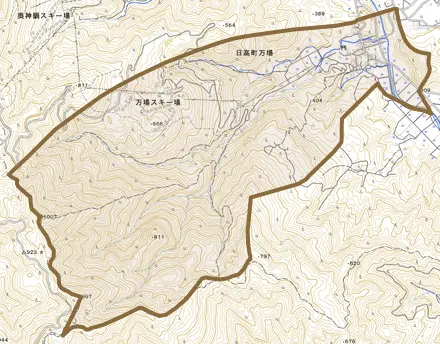 日高町万場とその周辺の地図。町の範囲を重ねている