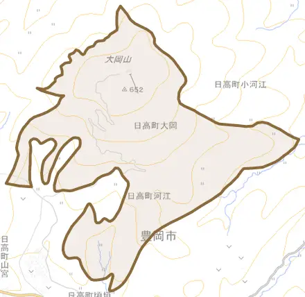 日高町大岡とその周辺の地図。町の範囲を重ねている