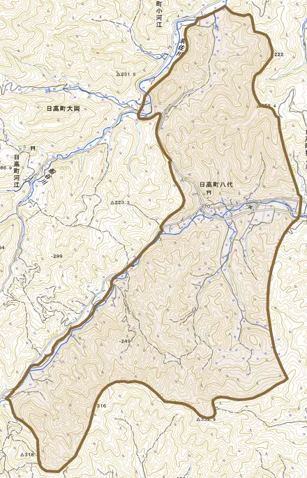 日高町八代とその周辺の地図。町の範囲を重ねている
