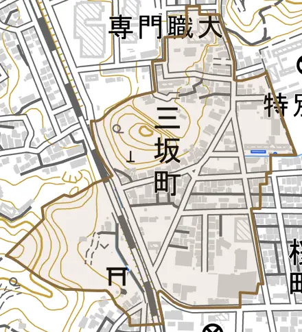 三坂町とその周辺の地図。町の範囲を重ねている