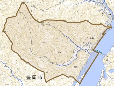 小島とその周辺の地図。町の範囲を重ねている