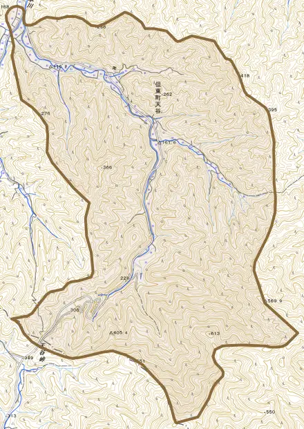 但東町天谷とその周辺の地図。町の範囲を重ねている