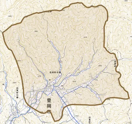但東町中藤とその周辺の地図。町の範囲を重ねている