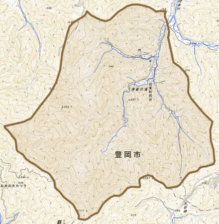 但東町西谷とその周辺の地図。町の範囲を重ねている