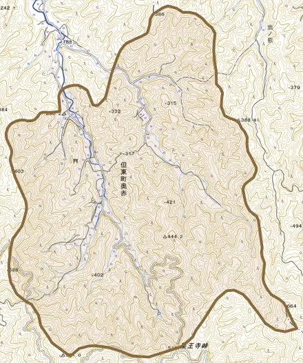 但東町奥赤とその周辺の地図。町の範囲を重ねている