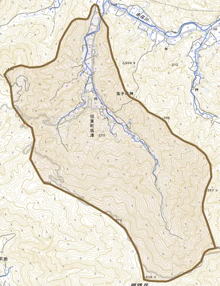 但東町坂津とその周辺の地図。町の範囲を重ねている