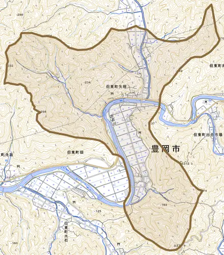 但東町矢根とその周辺の地図。町の範囲を重ねている