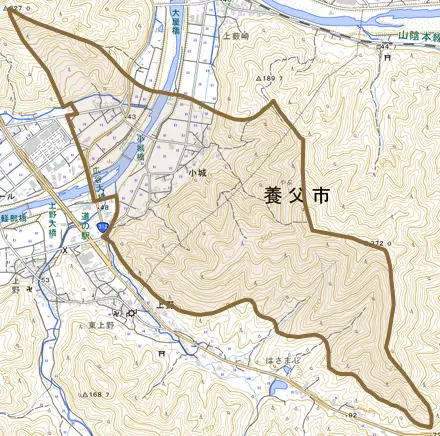 小城とその周辺の地図。町の範囲を重ねている