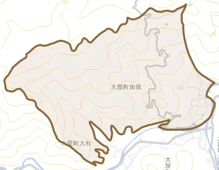 大屋町加保とその周辺の地図。町の範囲を重ねている