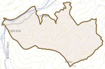 大屋町夏梅とその周辺の地図。町の範囲を重ねている