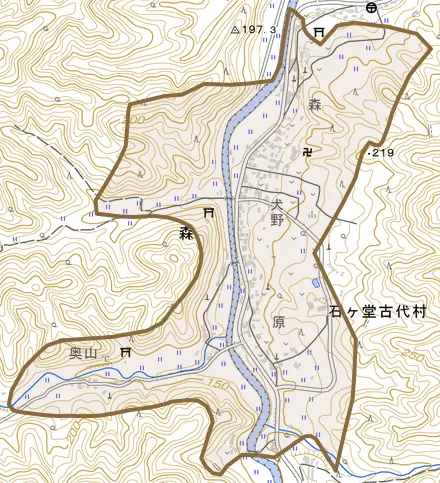 森とその周辺の地図。町の範囲を重ねている