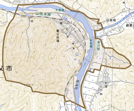 養父市場とその周辺の地図。町の範囲を重ねている