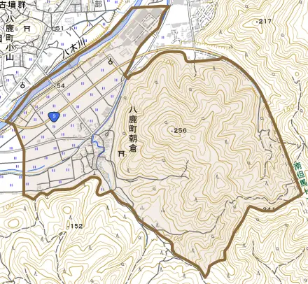 八鹿町朝倉とその周辺の地図。町の範囲を重ねている