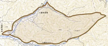 八鹿町岩崎とその周辺の地図。町の範囲を重ねている