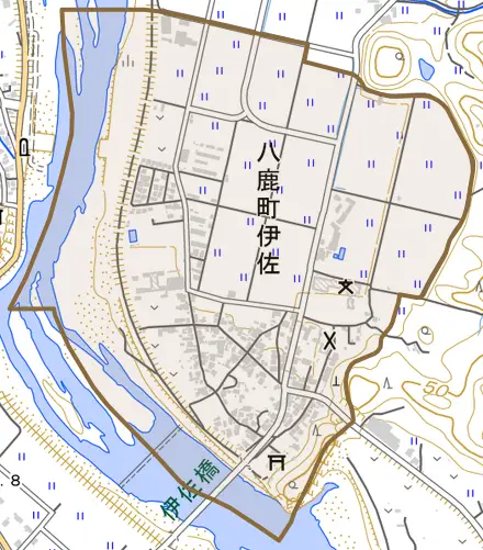 八鹿町伊佐とその周辺の地図。町の範囲を重ねている