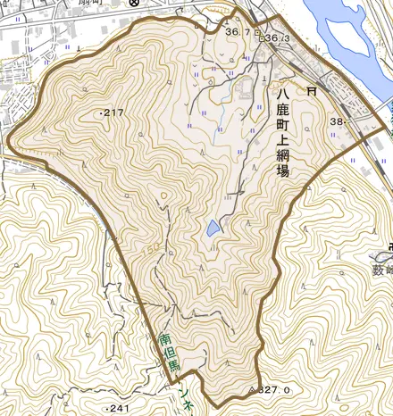 八鹿町上網場とその周辺の地図。町の範囲を重ねている