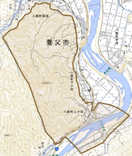八鹿町上小田とその周辺の地図。町の範囲を重ねている