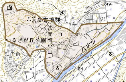 八鹿町小山とその周辺の地図。町の範囲を重ねている