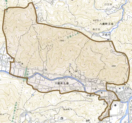 八鹿町九鹿とその周辺の地図。町の範囲を重ねている