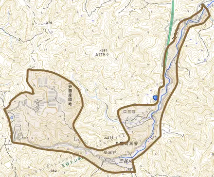 八鹿町三谷とその周辺の地図。町の範囲を重ねている