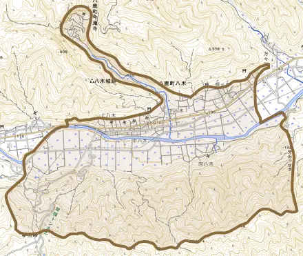 八鹿町八木とその周辺の地図。町の範囲を重ねている